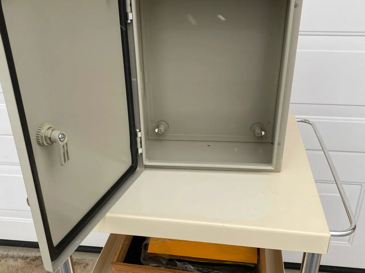 Billede 4 - Stålskab.   