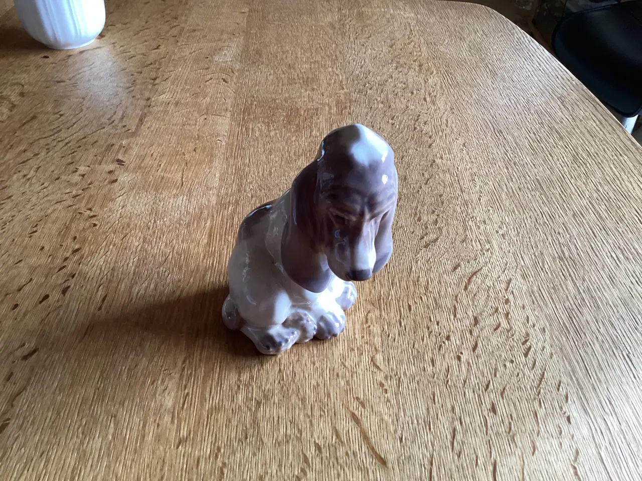 Billede 2 - Dahl Jensen siddende Basset hundehvalp nr 1065