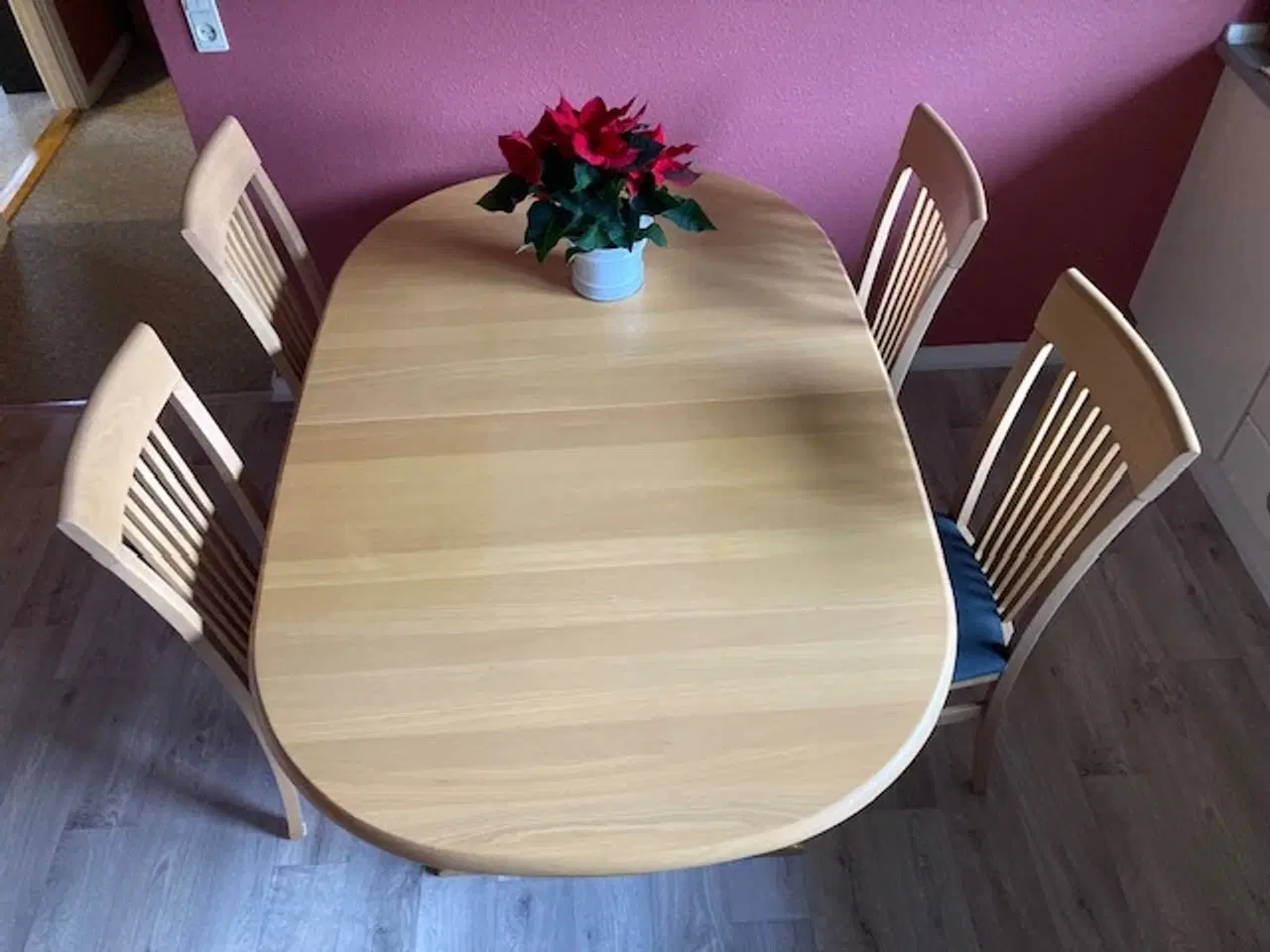 Billede 2 - Køkkenbord i lakeret bøg med seks stole