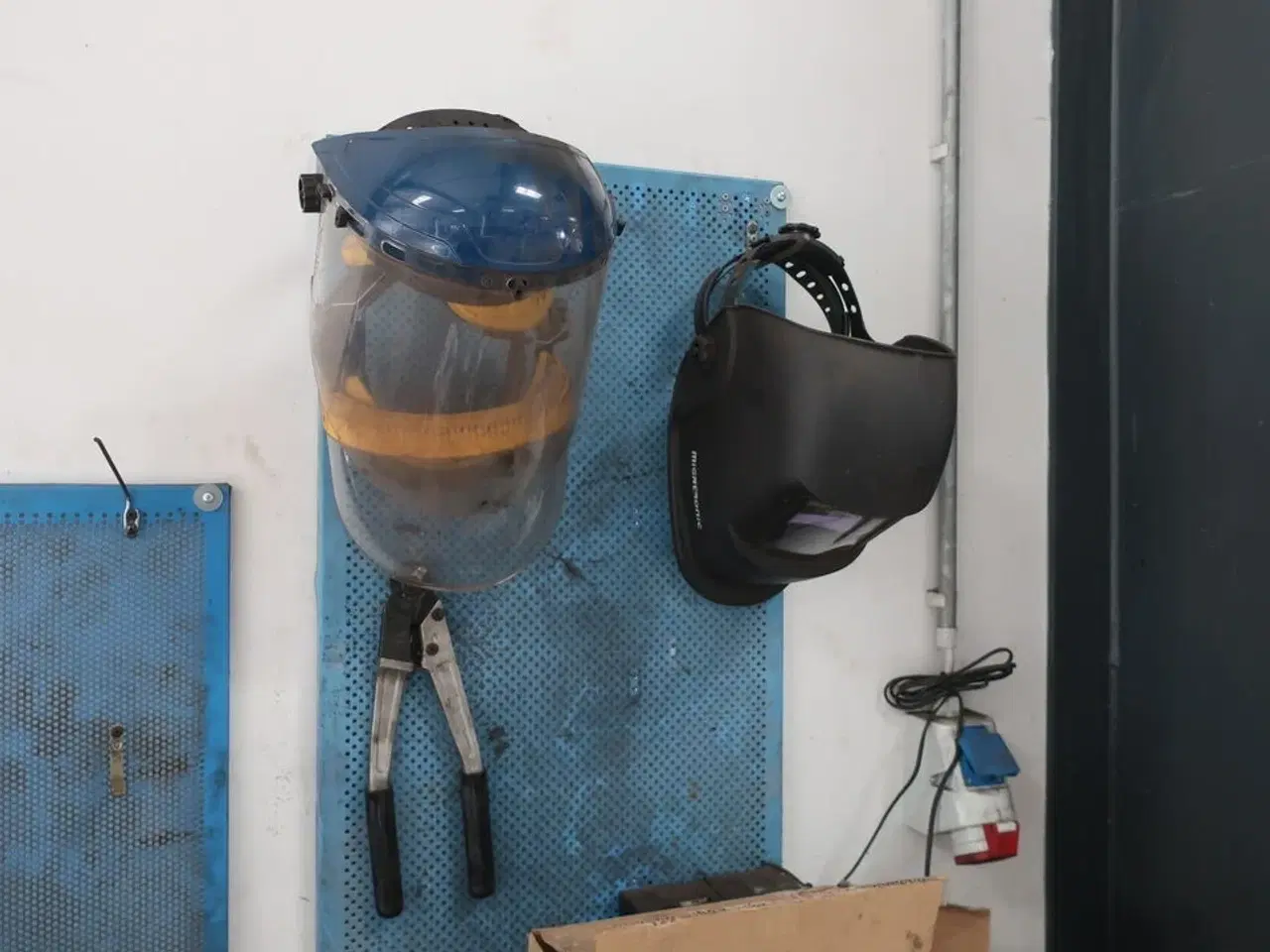 Billede 5 - Værkstedsbord med indhold samt 2 stk. tavler