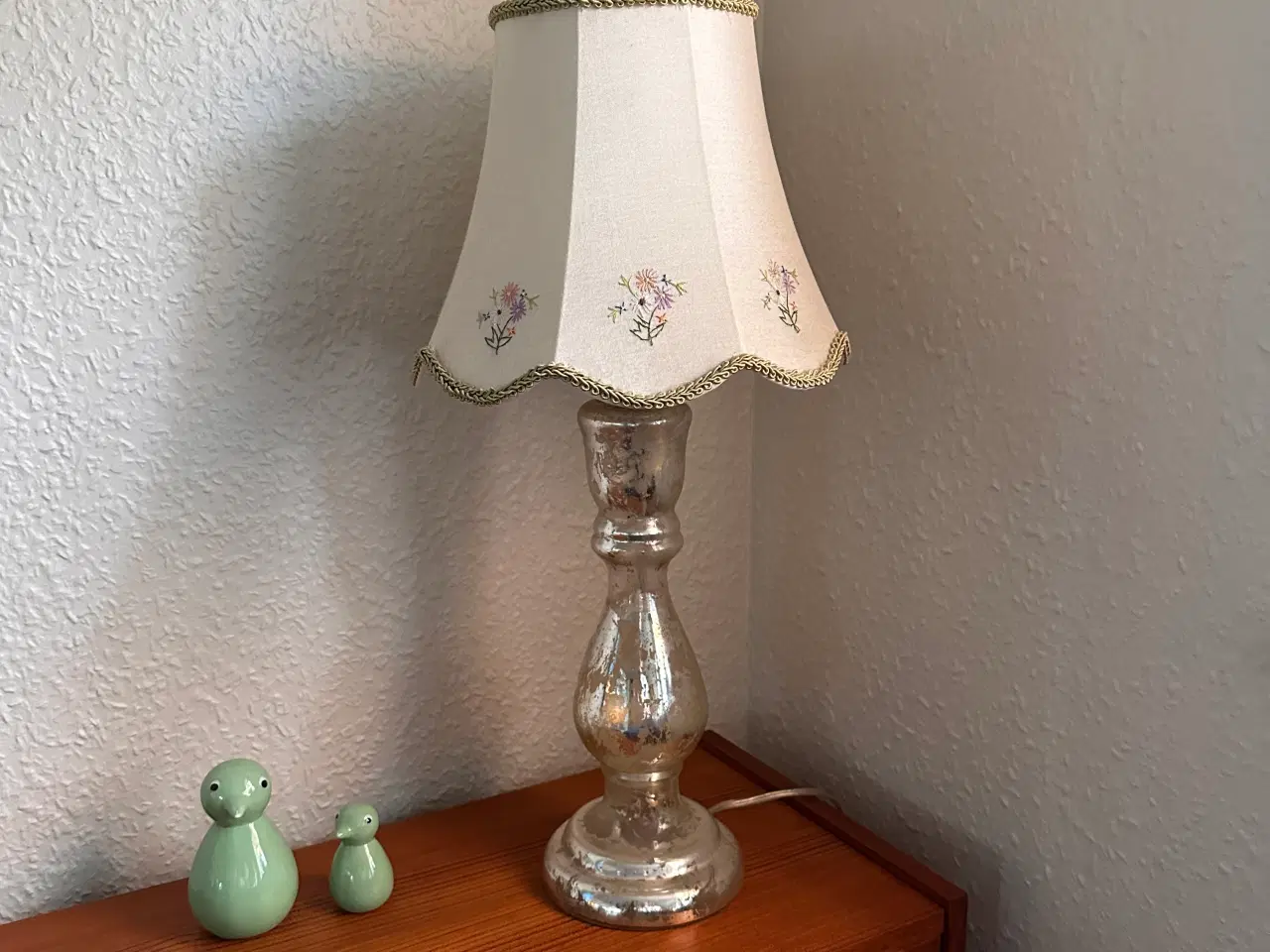 Billede 2 - Bordlampe med fin skærm
