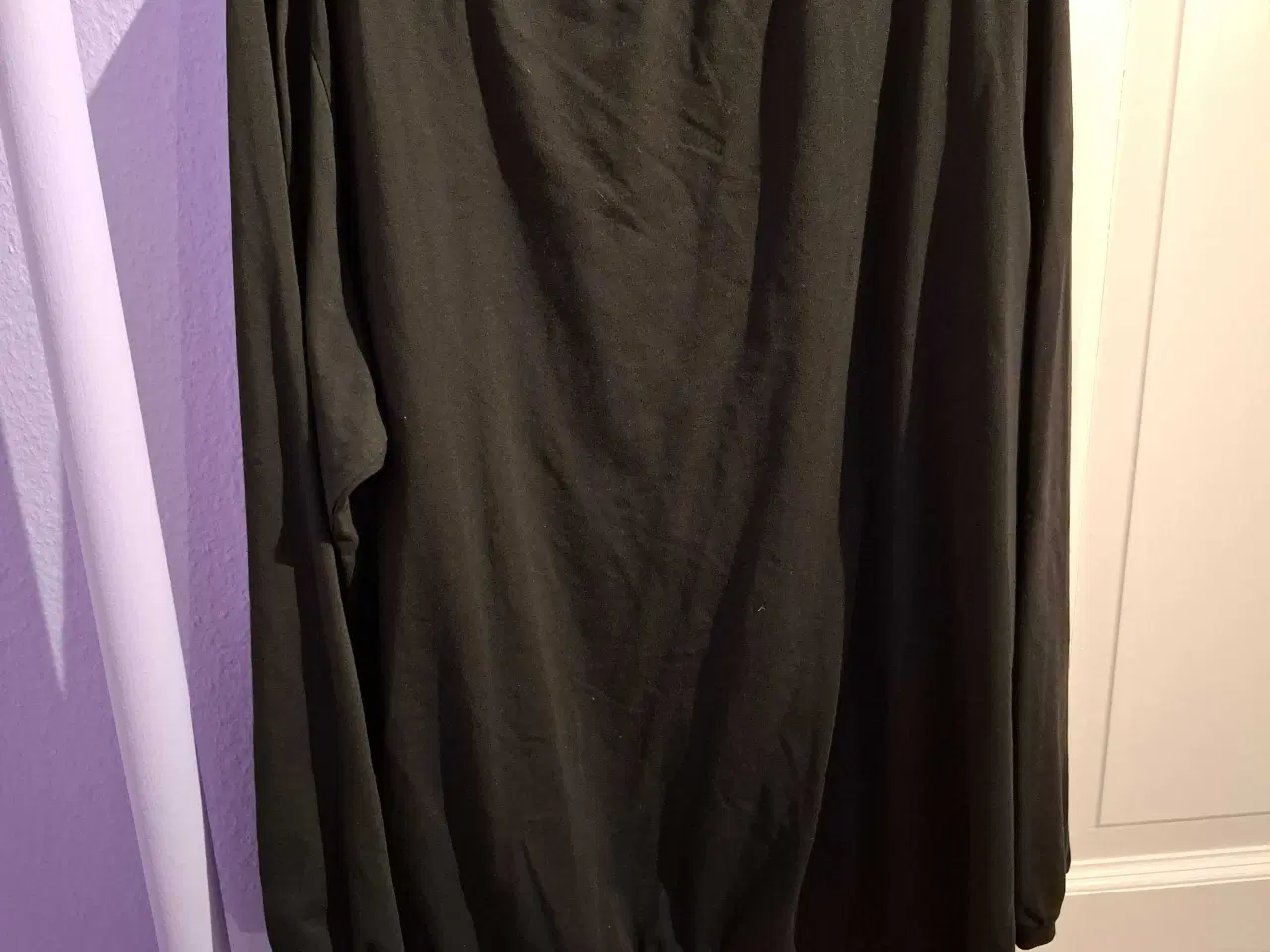 Billede 2 - Sort bluse fra Zizzi medium dødningehoved 