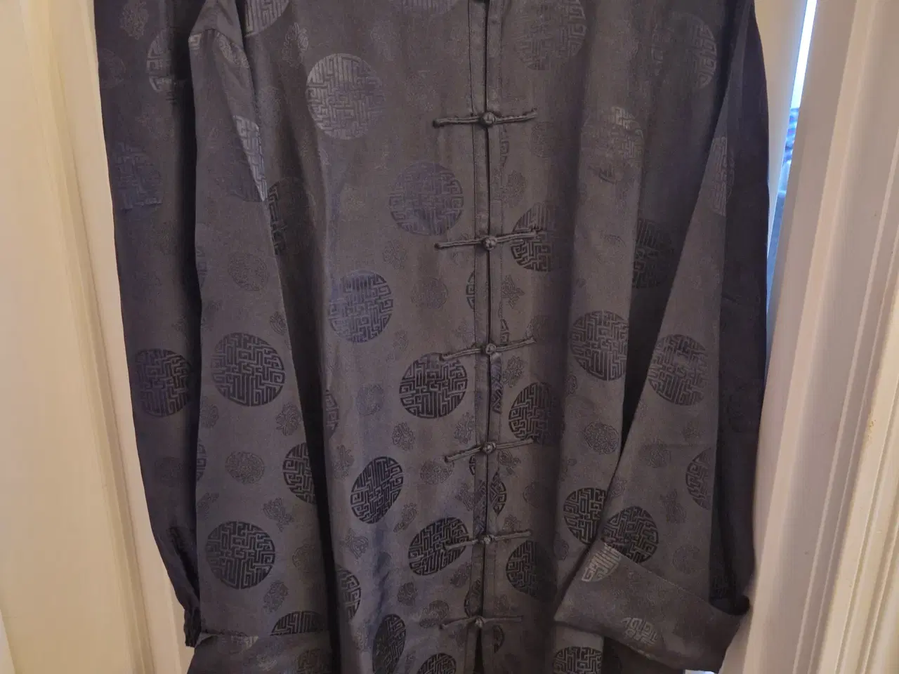 Billede 1 - Pyjamas i sort blankt stof