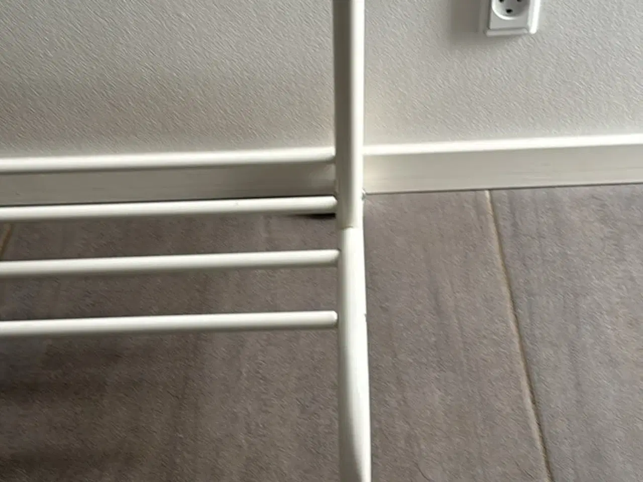 Billede 3 - Tøjstativ som kan justeres i flere højder