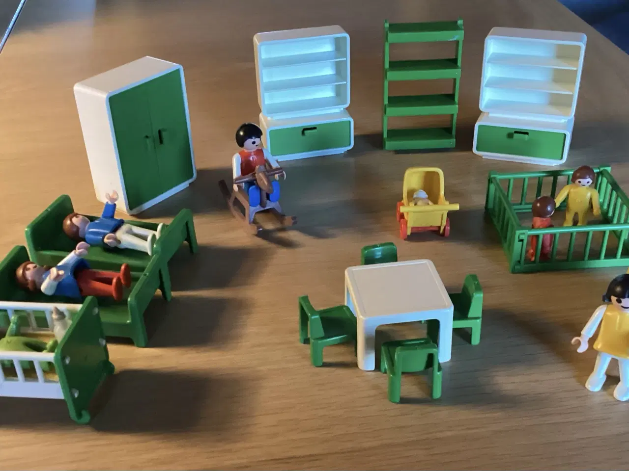 Billede 5 - Playmobil - Dukkehusmøbler og dukker. I alt