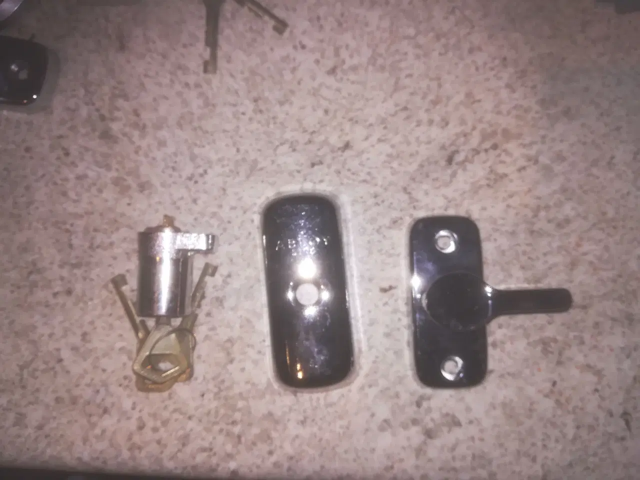 Billede 1 - Låse med nøgler
