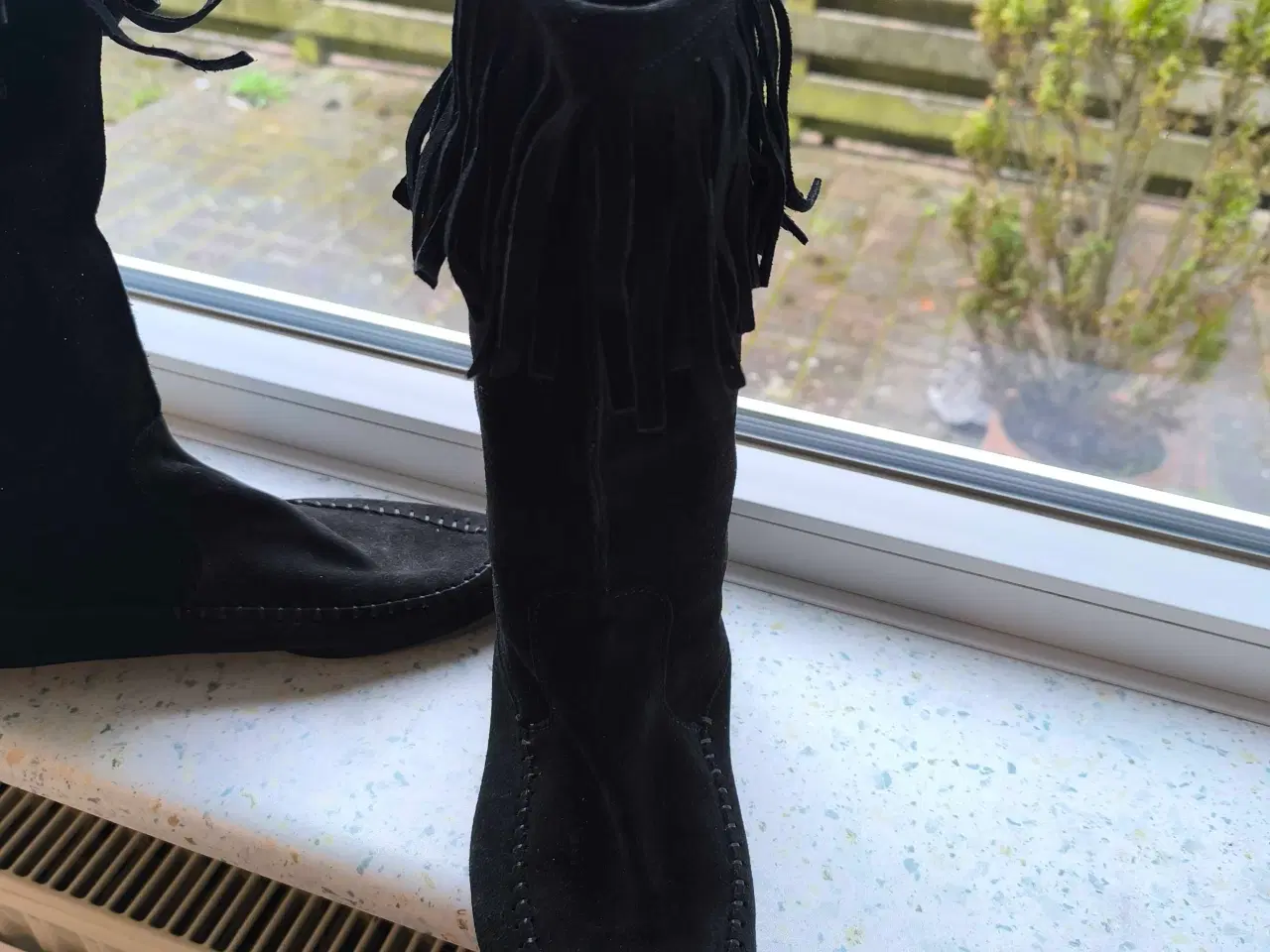 Billede 1 - Rundskin støvle i sort og beige farve 