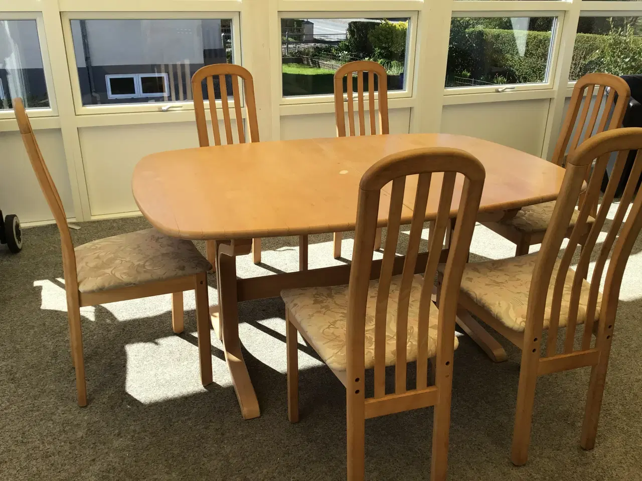 Billede 1 - Bord med en plade og 6 stole
