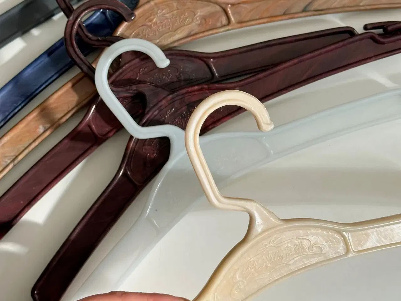 Billede 3 - Retro plastikbøjler, ass. farver, 7 stk samlet