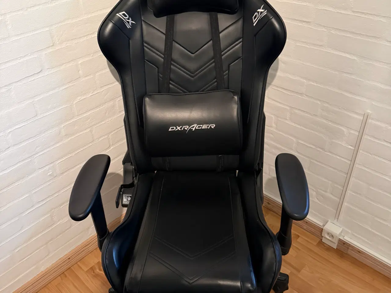 Billede 3 - Skrivebord med stol.