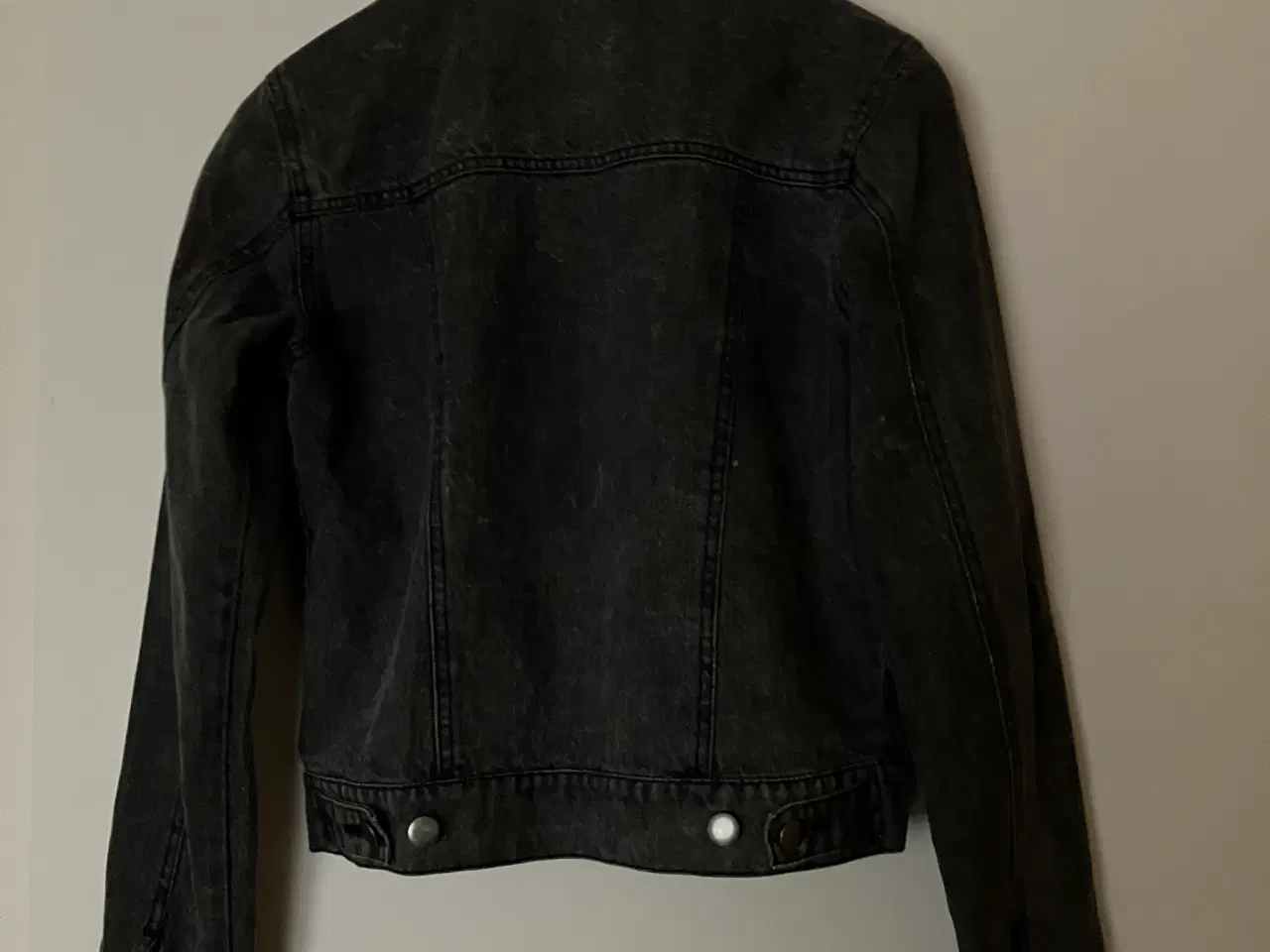 Billede 2 - Cowboy jakke fra Monki i sort Demin str M