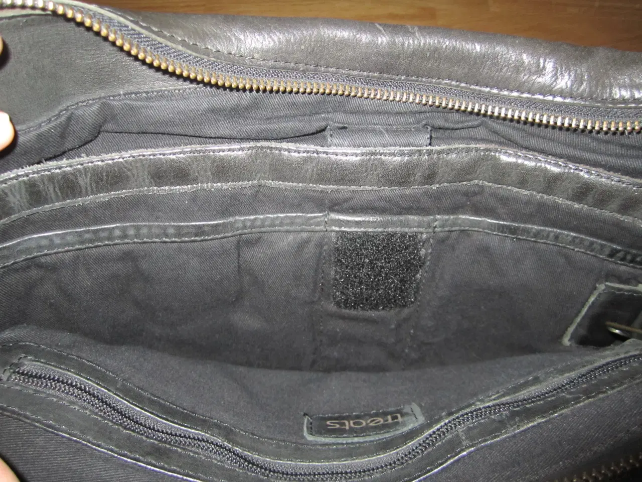 Billede 4 - BYD. Mega lækker sort SKINDTASKE.