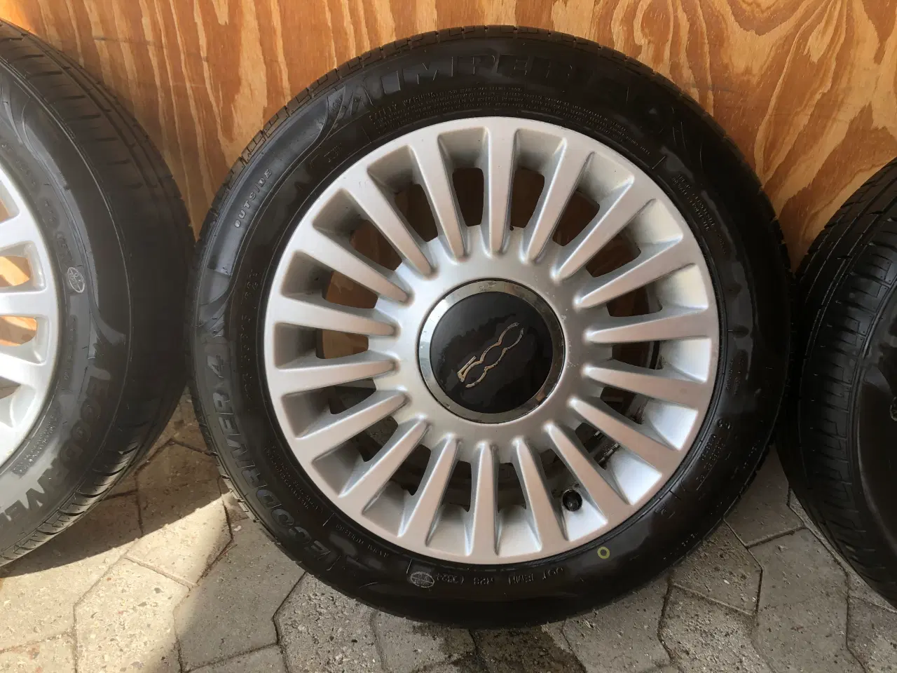 Billede 3 - Fiat 500 Lounge fælge med sommerdæk fra 2024
