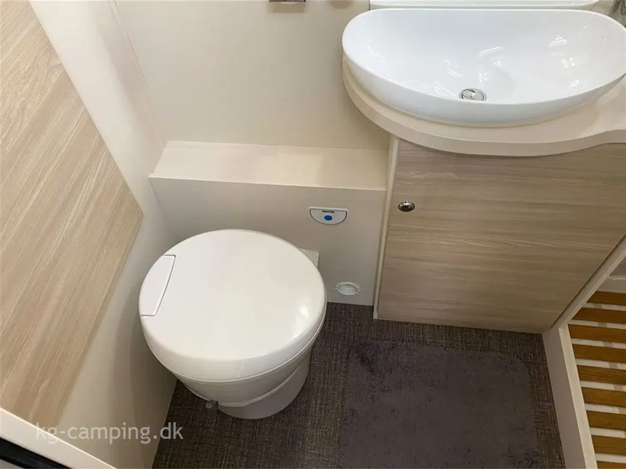 Billede 16 - 2020 - Euramobil Activa One Populær lille Euramobil med masser af skabsplads. Bemærk totallængede på 589 cm.