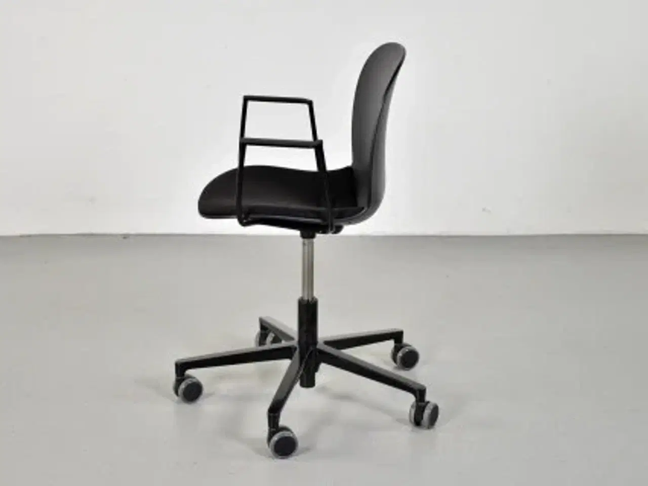Billede 2 - Rbm noor 6070s kontorstol med sort skal og armlæn