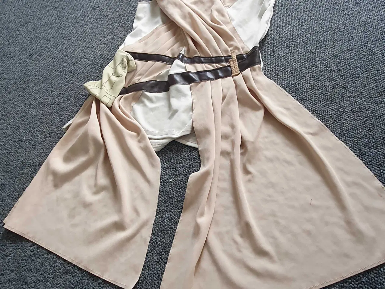 Billede 5 - Star wars dragt  Str  140