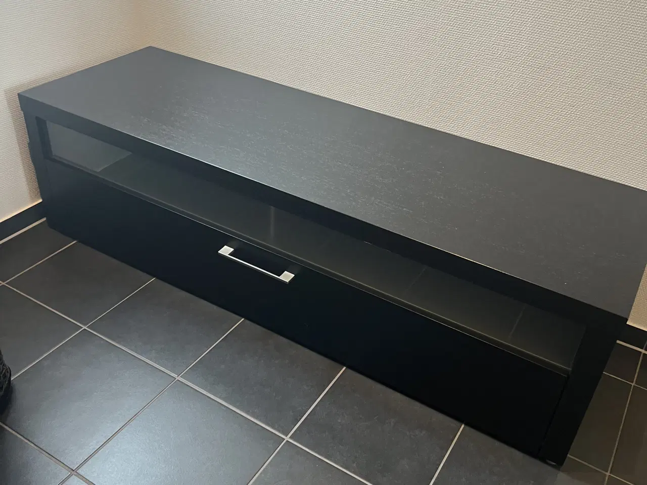 Billede 1 - TV-Bord sort med skuffe og hylde