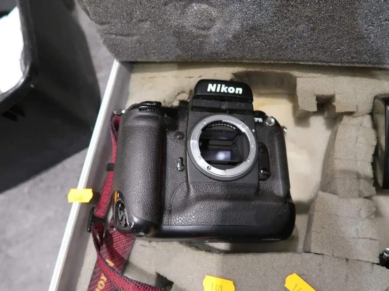 Billede 6 - Kuffert med 2 stk. kamera NIKON MB-23, 3052380 samt flash