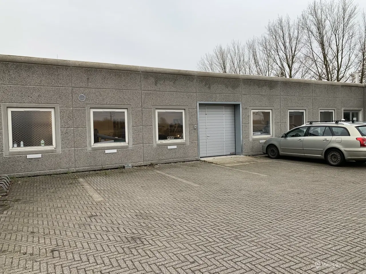 Billede 14 - Højloftet lager. showroom med port samt stort kontor