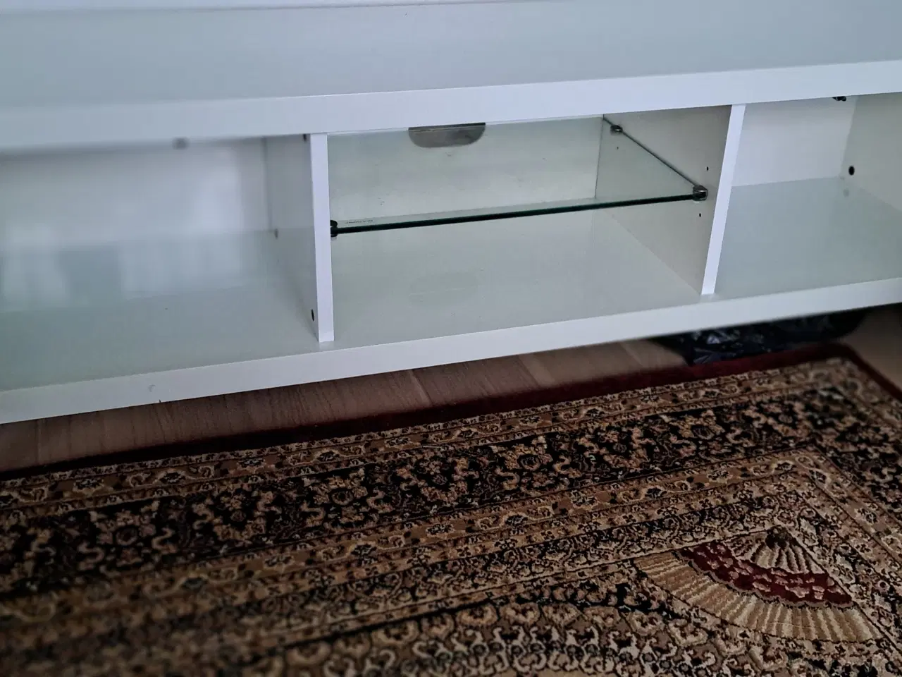 Billede 1 - Hvid med låger