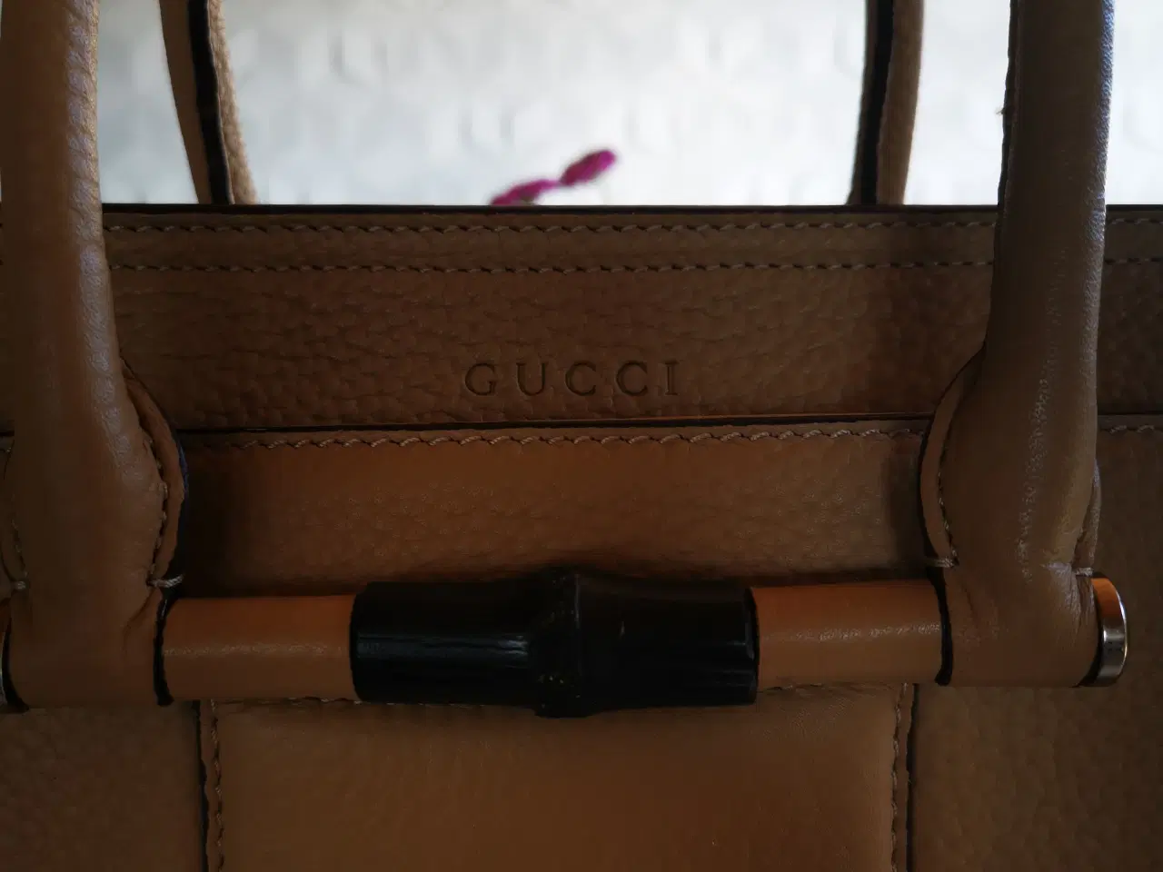 Billede 7 - Sælger en Gucci håndtaske i beige farve. Tasken er