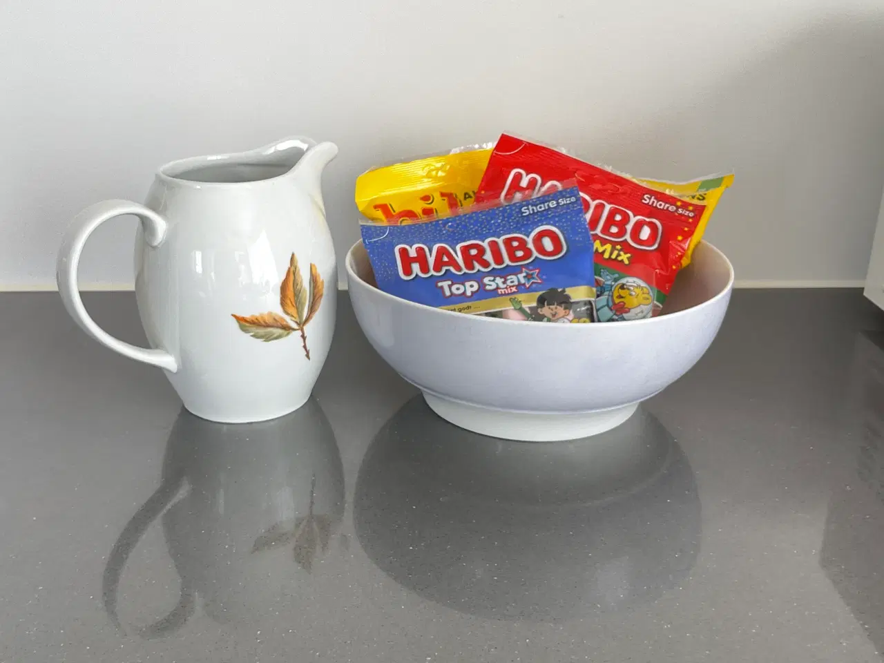 Billede 5 - Håndmalet skål og kande  i porcelæn med flot motiv