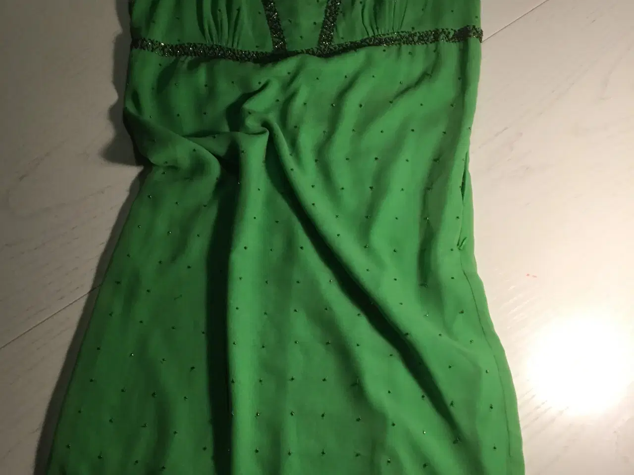 Billede 1 - Grøn Kjole fra " Privee" m/påsyet perler