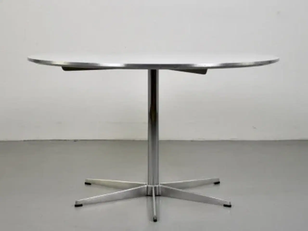 Billede 1 - Fritz hansen cafebord i hvid med metal kant. ø120 cm.