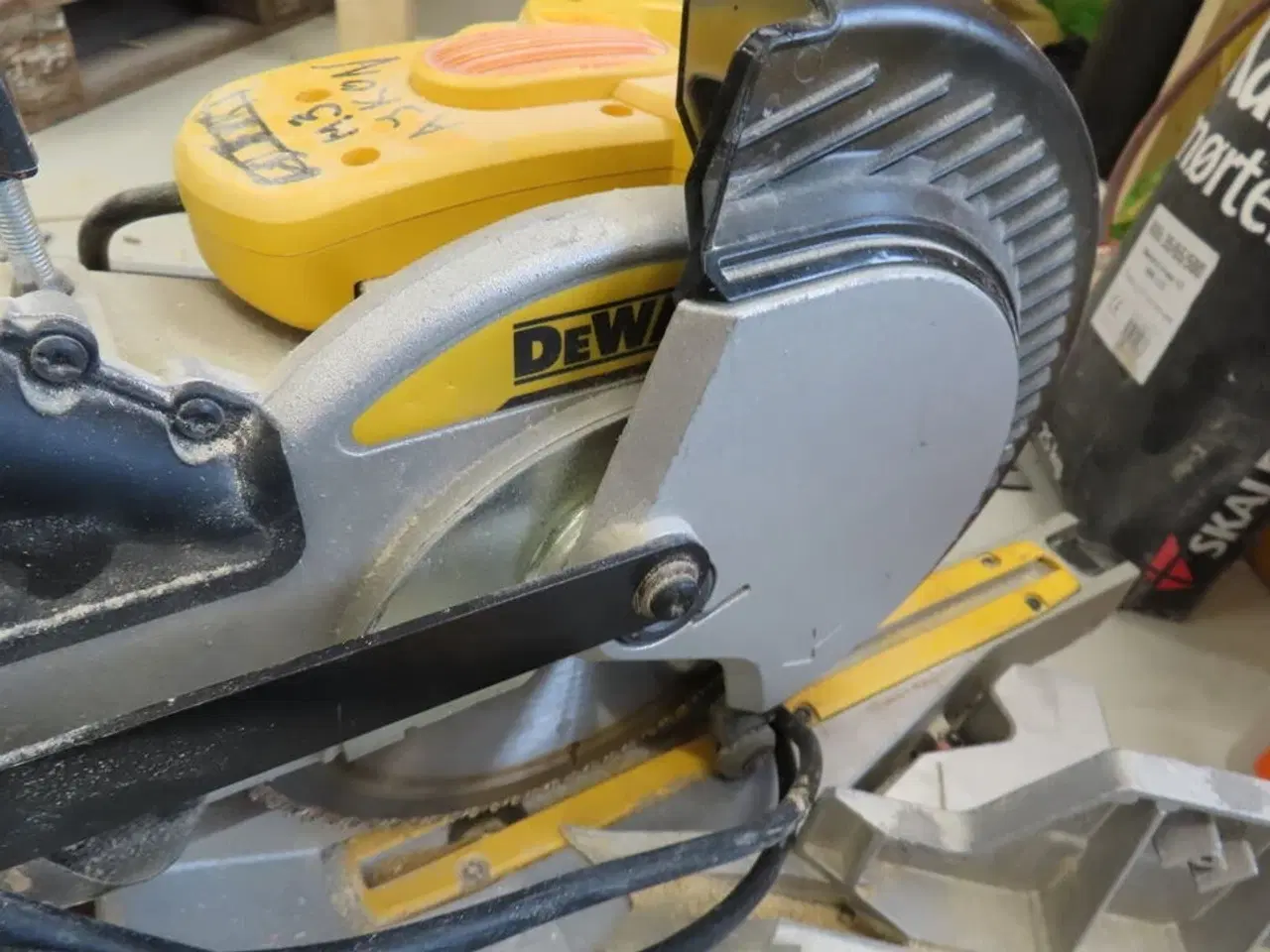 Billede 2 - Kap-/gerringssav, DEWALT DW712N
