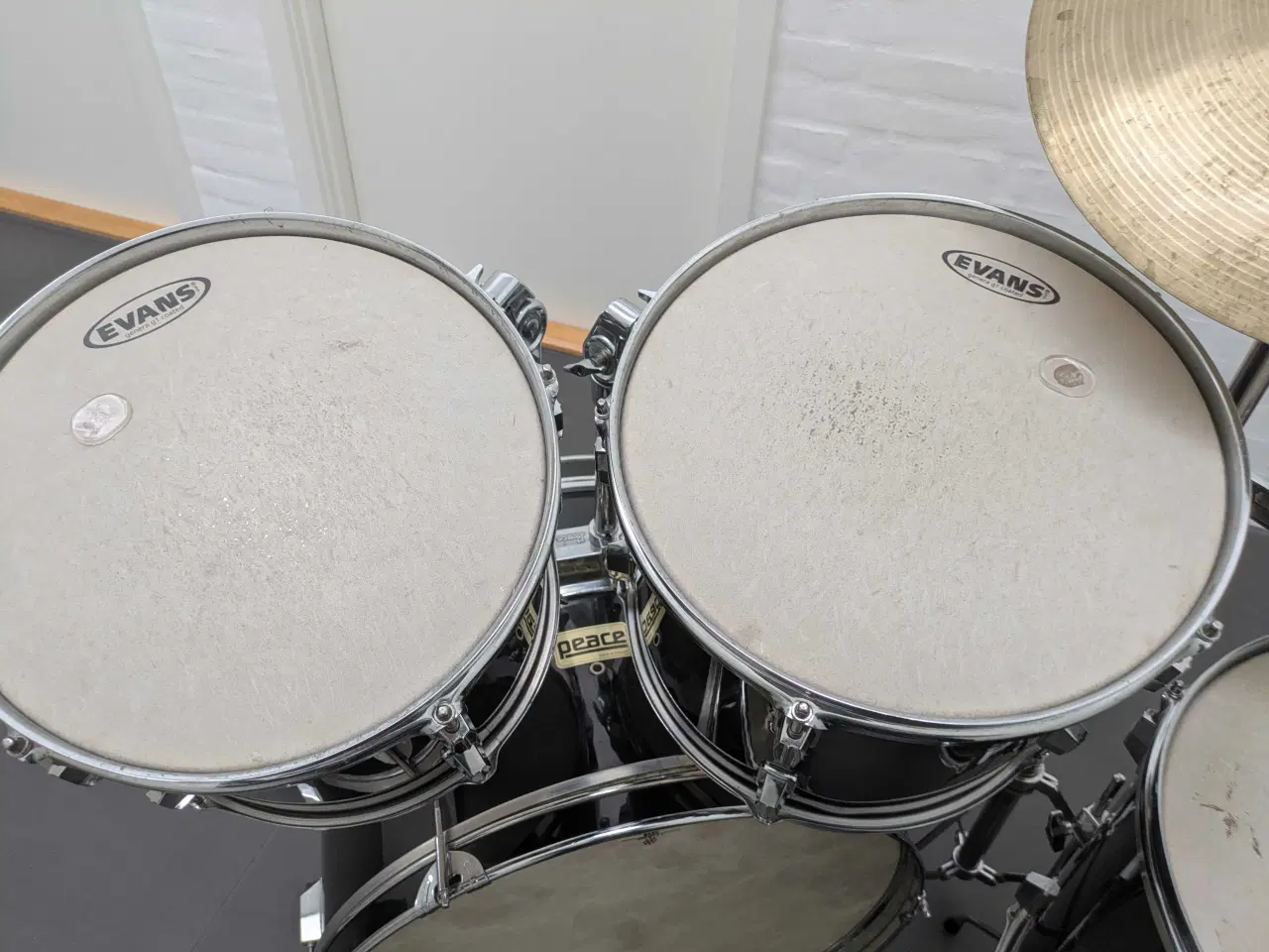 Billede 3 - Meget velholdt trommesæt med 2 bækkener