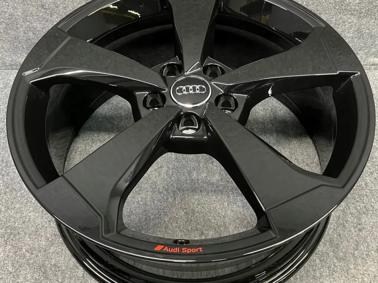 Billede 1 - ALUFÆLGE AUDI A3 8VO 19"