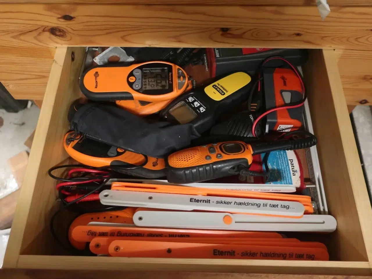 Billede 3 - Pult og bord inkl. værktøj m.v. (se billeder)