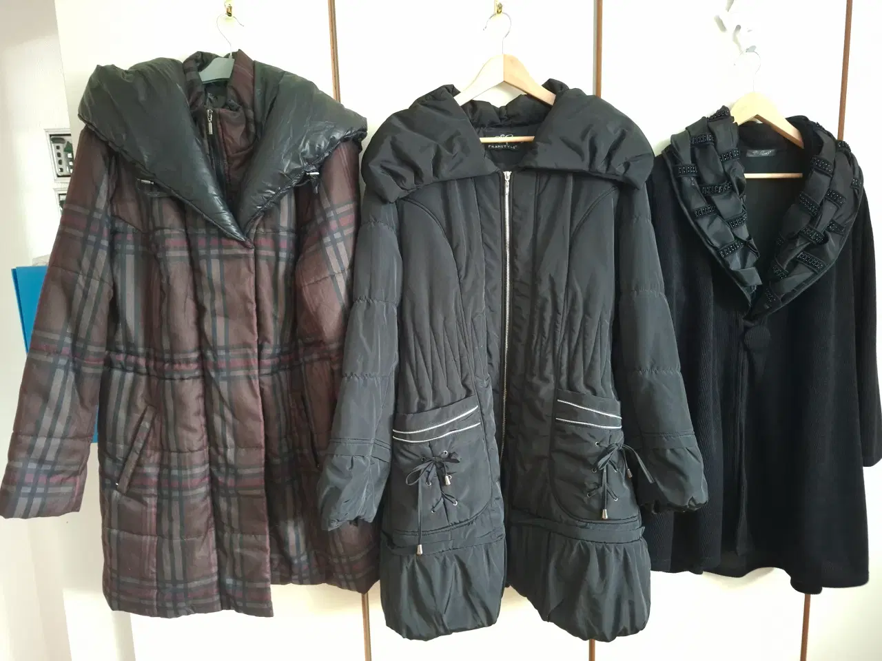 Billede 1 - Diverse  Strik +Vinterjakker Alle 3 er Nye incl po