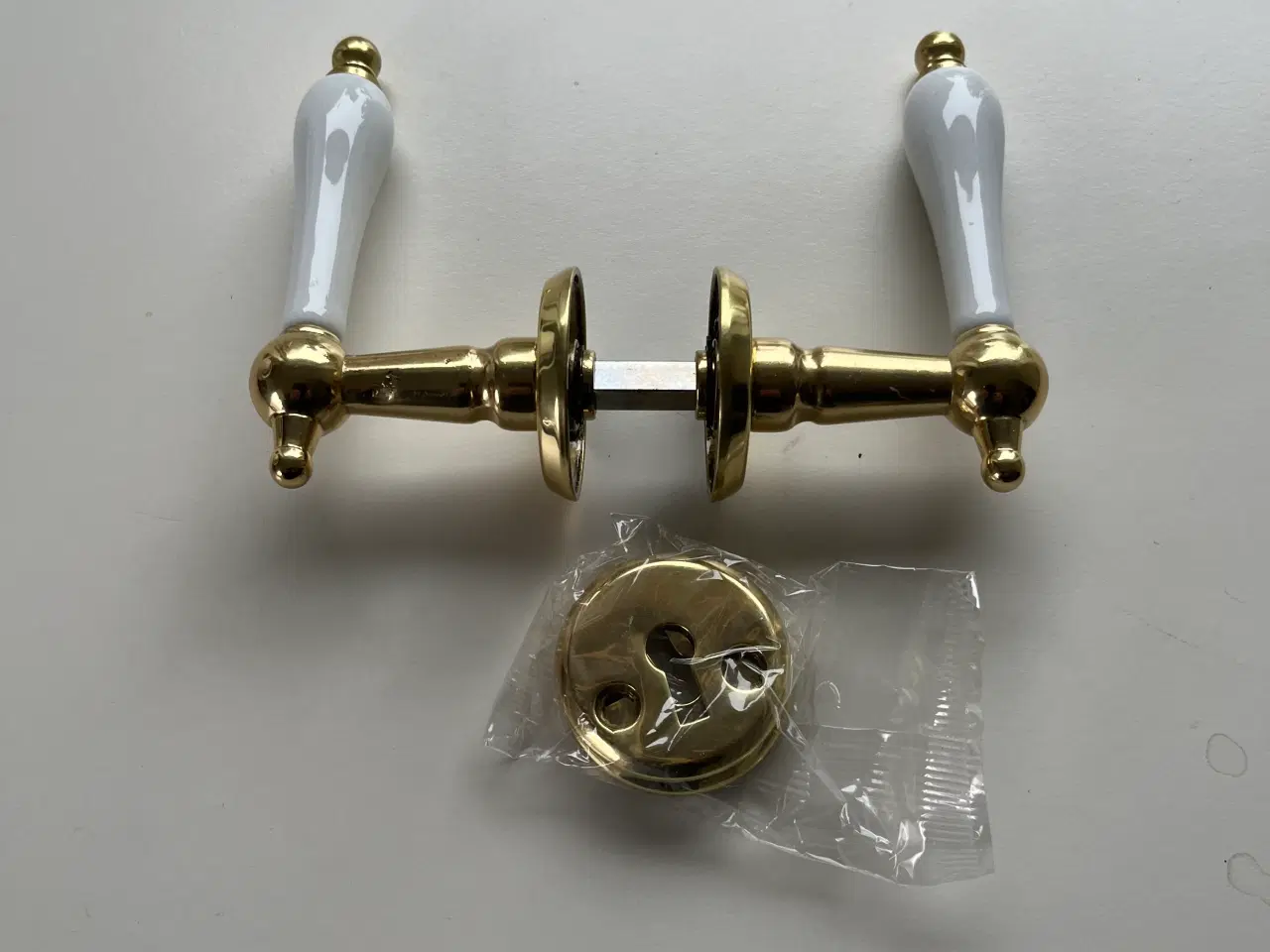 Billede 1 - 7 stk Dørhåndtag messing med hvid lakeret træ