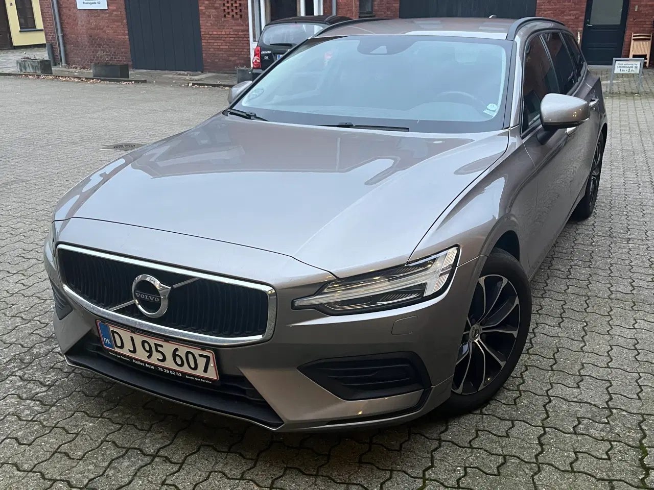 Billede 1 - Volvo V60 Momentum D4 - lav kilometer!