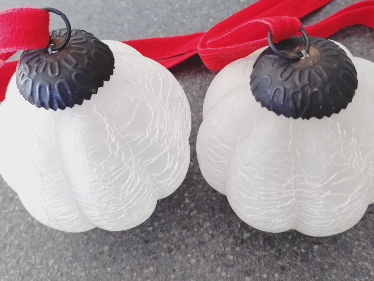 Billede 1 - 2 glaskugler ø 9 cm JUL