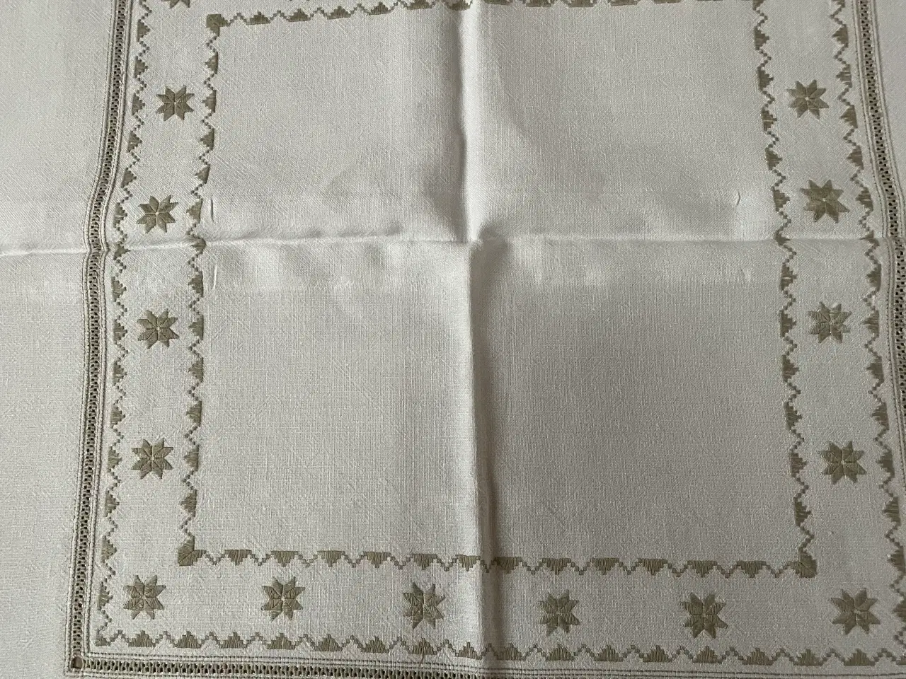 Billede 2 - Håndbroderet dug på hørlærred