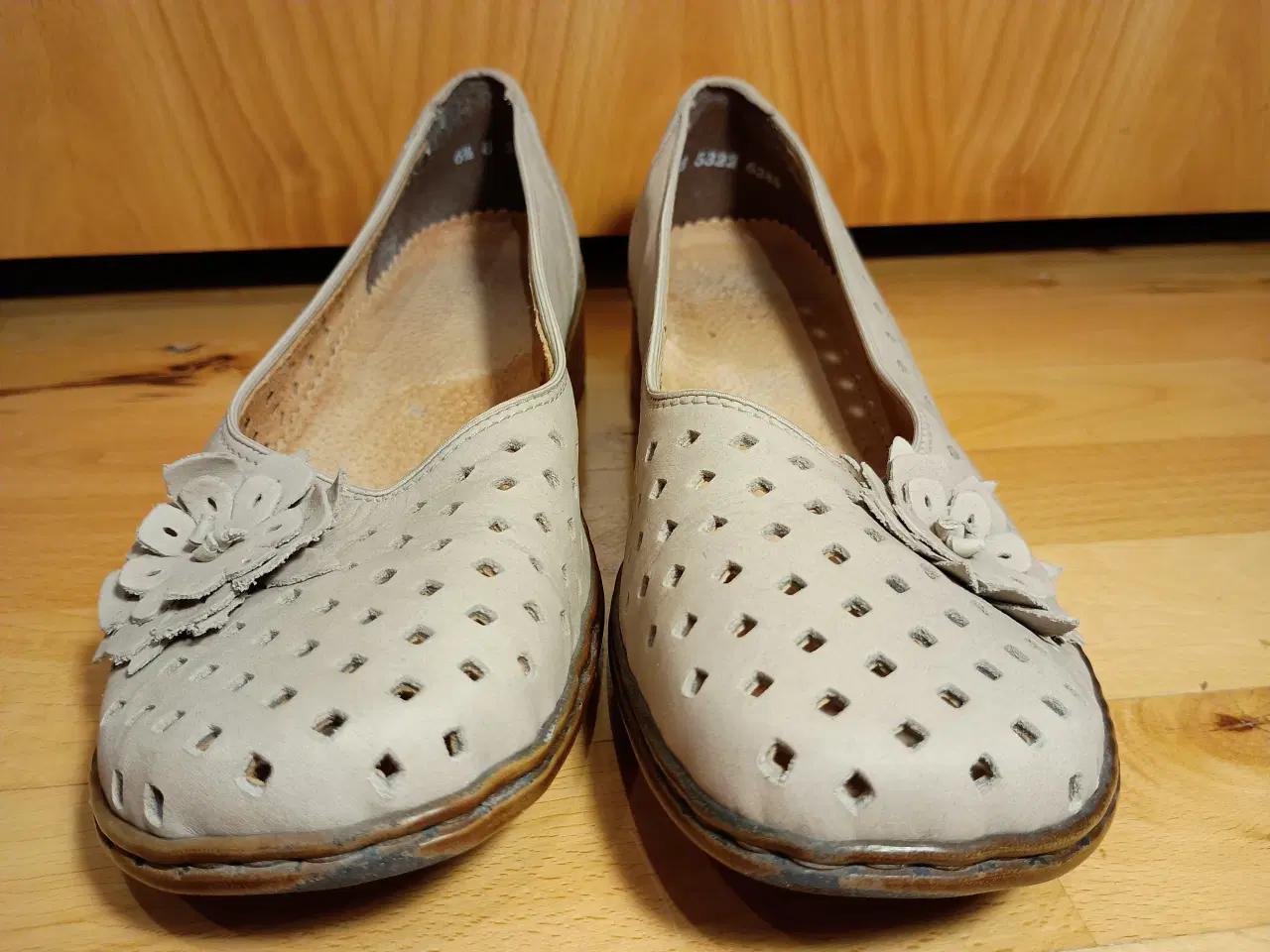 Billede 4 - Fornuftige "nede på jorden" sko i romantisk stil
