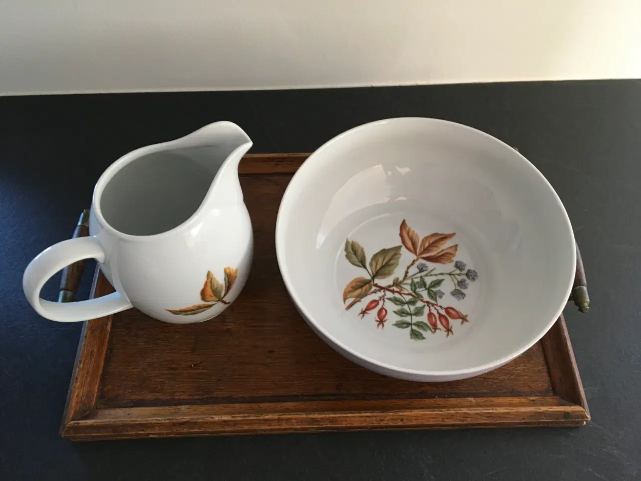 Billede 4 - Håndmalet skål og kande  i porcelæn med flot motiv