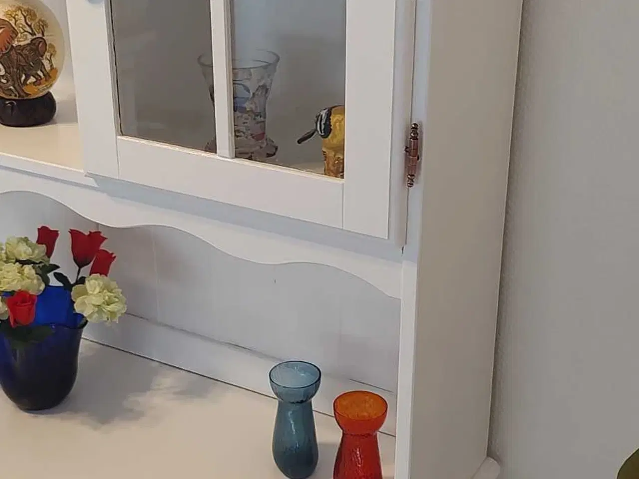 Billede 4 - Ny malet vitrineskab 