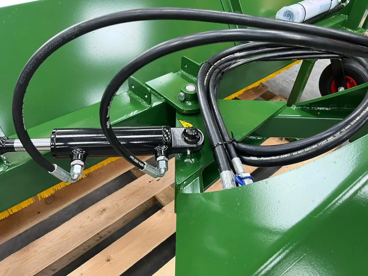 Billede 11 - Thyregod TK 2800 med nylon børster og hydraulisk sving. brede 2800 og feje brede 2500