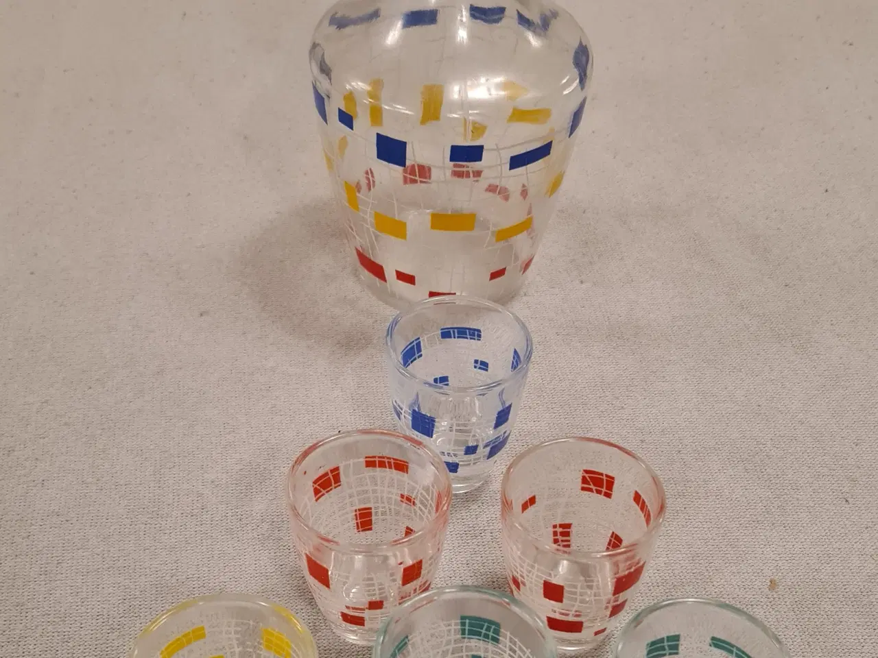 Billede 2 - Glas karaffel med farvede firkanter