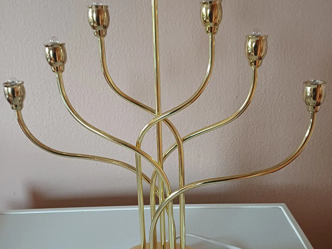 Billede 2 - 7-armet lysestage i guldfarvet metal med lyspærer