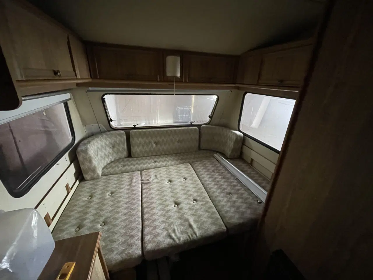 Billede 5 - Campingvogn med køkken og siddegrupper/sovepladser