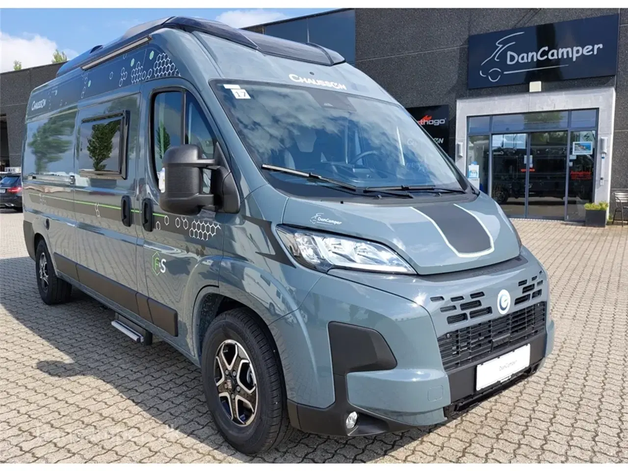 Billede 1 - 2025 - Chausson   Van som familiecamper med 5 selepladser, pop-up og masser af sovepladser på kun 5,99 cm længde.