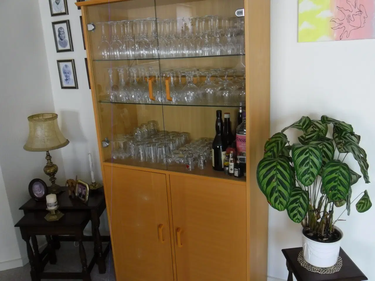 Billede 1 - Vitrineskab med indbygget lys