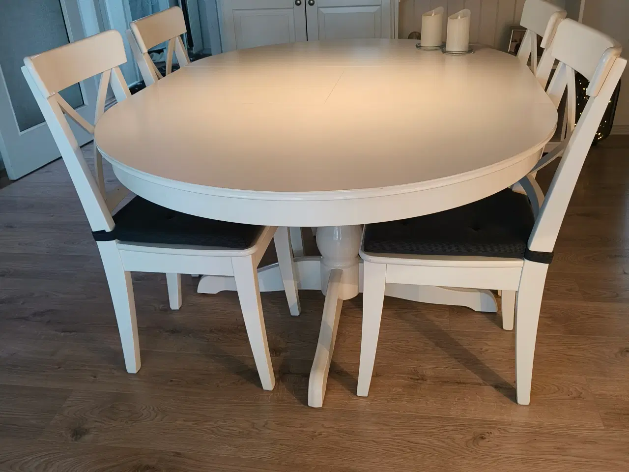 Billede 4 - Rundt IKEA spisebord med 4 stole. Hvid.