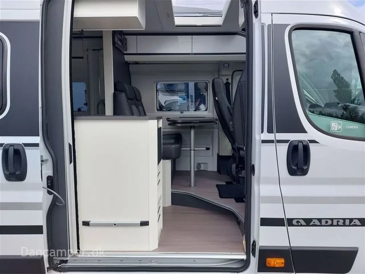 Billede 6 - 2023 - Adria Twin Supreme 640 SGX   Flot Adria Van med masser af ekstraudstyr. 9 trin aut.gear, Markise, MaxxFan, Hæve- sænkeseng