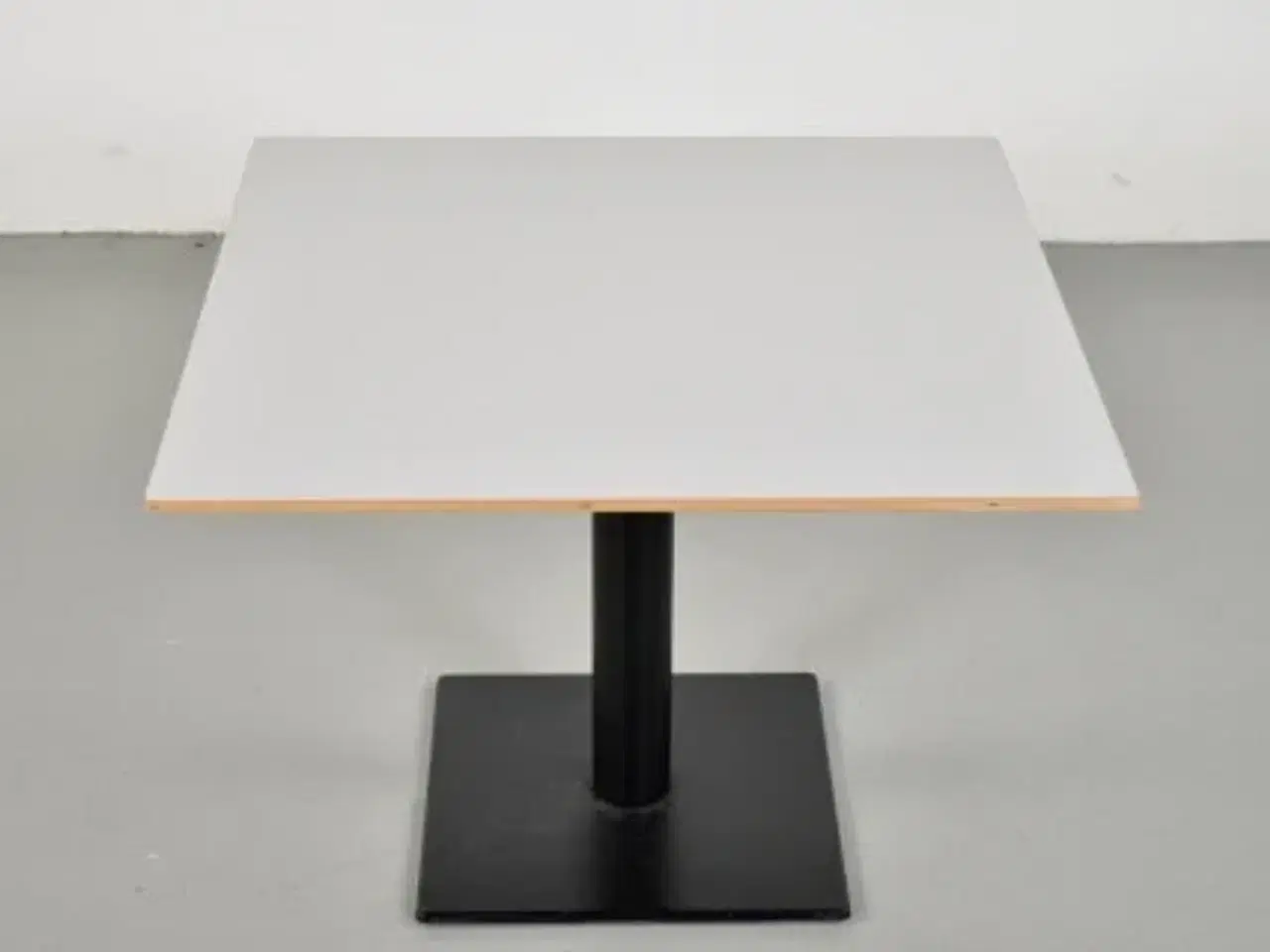 Billede 3 - Lavt cafebord fra zeta furniture med lysegrå plade og sort fod.