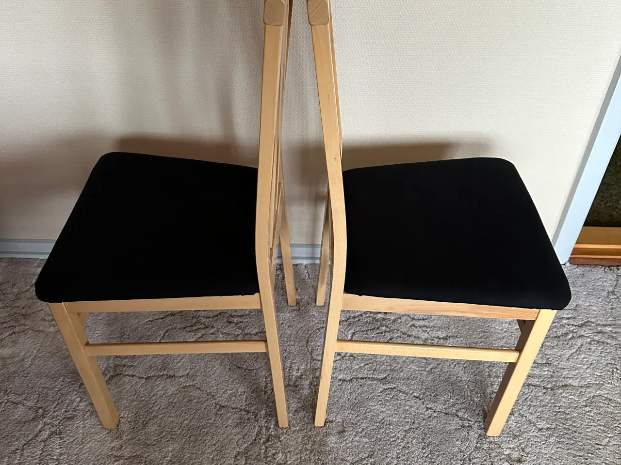 Billede 2 - Træstole sæt 2 stk med sort betræk